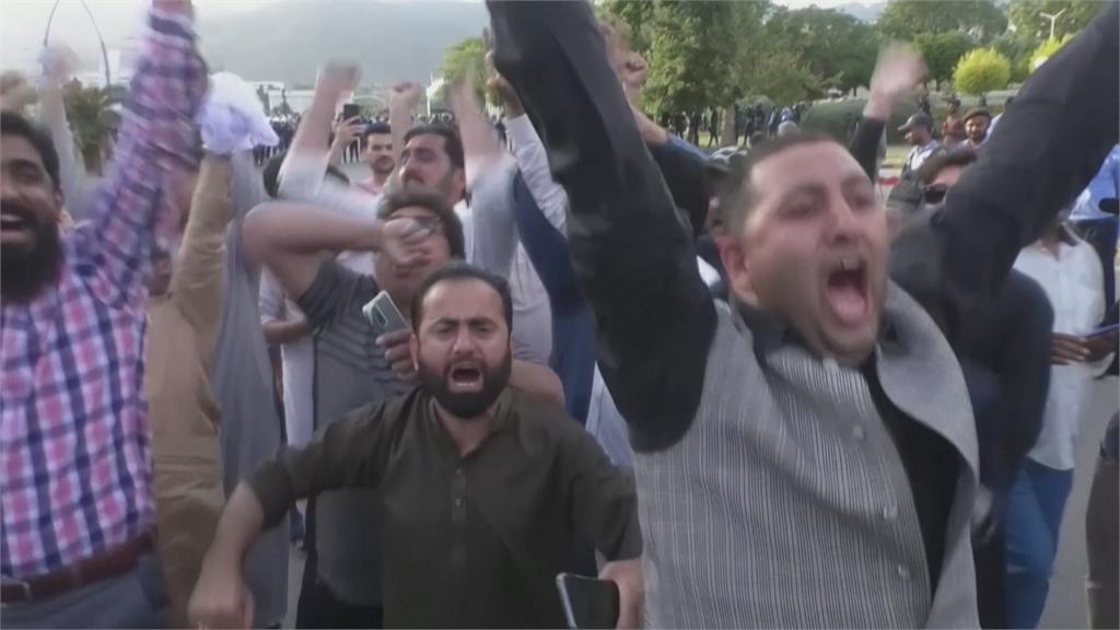 巴基斯坦前總理「涉嫌貪汙遭捕」　支持者歡呼「路邊開心跳舞」