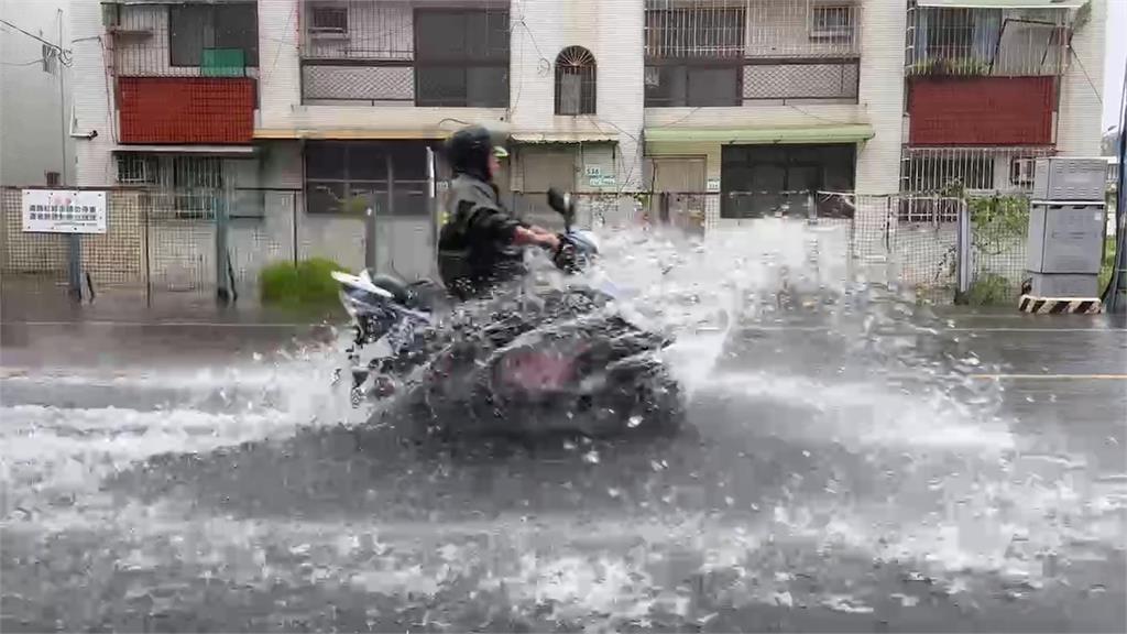 大潮又碰強颱！旗津大街海水倒灌成汪洋　機車騎水路險變「水上摩托」