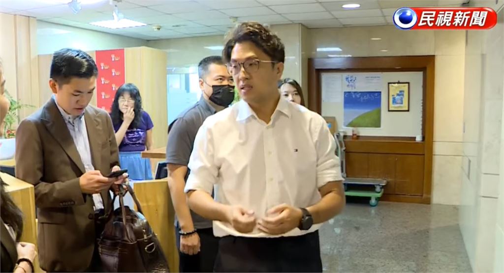 趙少康二訪沈伯洋／直播狂輸出蔣萬安「畫面突沒了」！網怒炸刷「大佬喊卡」真相曝光