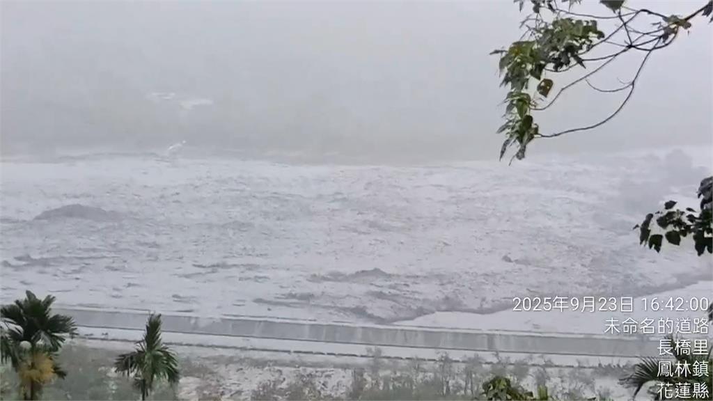 馬太鞍溪堰塞湖溢流沖斷馬太鞍溪橋　下游光復鄉等鄉鎮淹大水