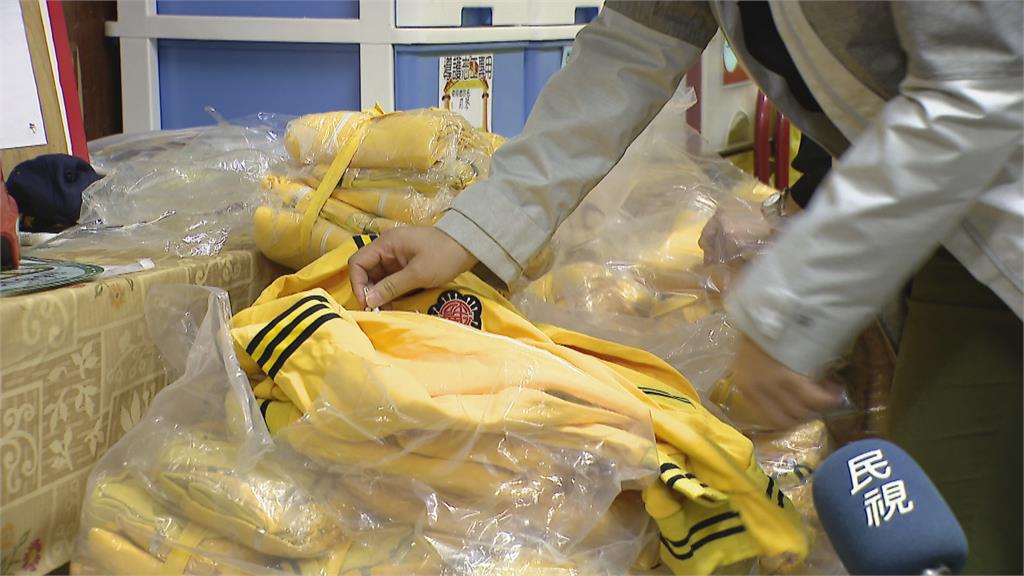 廠商清囤貨、捐贈300多件校服 吳興國小校友搶領「壓箱寶」