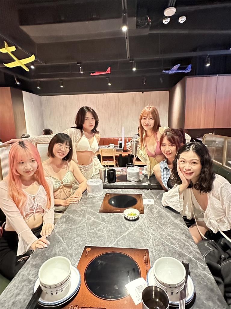 清涼一夏正妹脫了 穿比基尼、海灘褲吃鍋享1折優惠