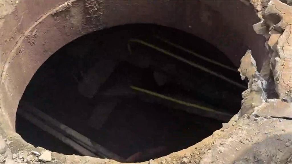 疑地下高壓電線故障　高雄人孔蓋爆炸竄火煙、民眾嚇壞
