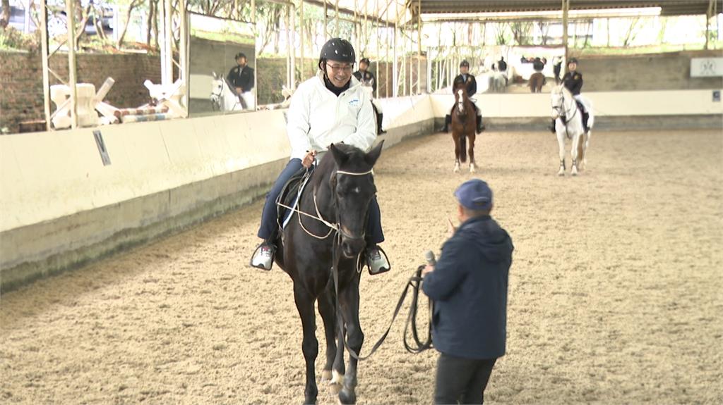 馬年到！新北騎警隊再次爆紅　帥氣形象引民眾搶拍