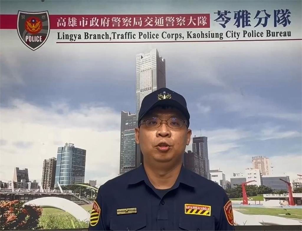 快新聞/嚇死人!高雄60歲男擦撞輕軌 倒地畫面全都錄...