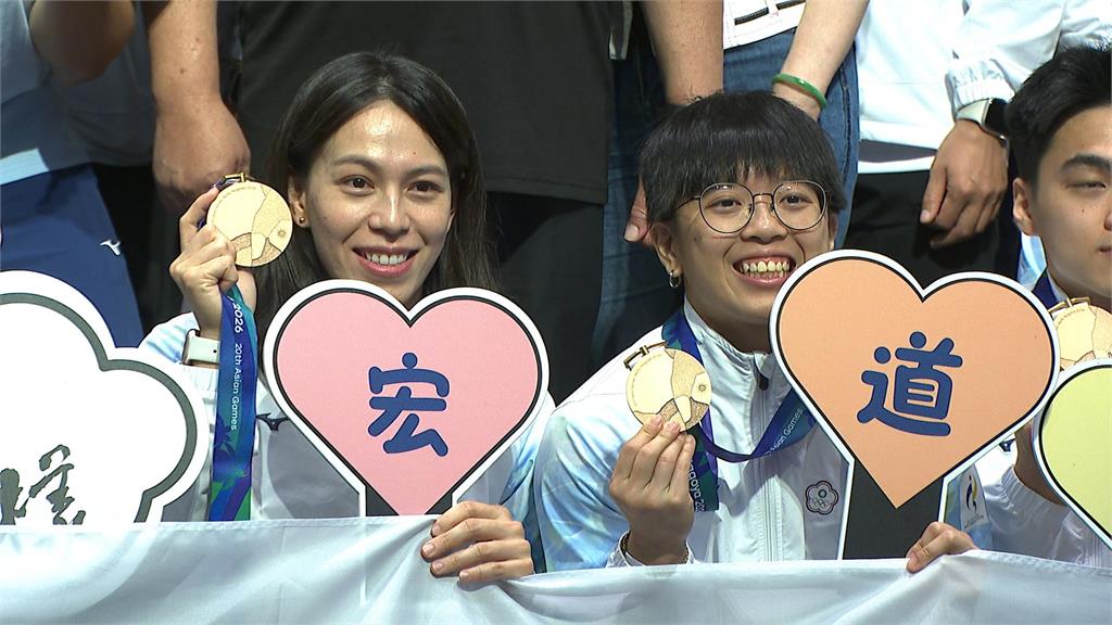 亞運英雄凱旋！慶功餐會選手教練齊聚　王冠閎：最感動的是聽到媽媽加油聲