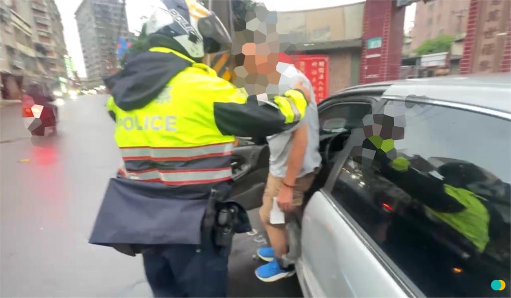 68歲翁遲緩狂抖上駕駛座「倒車差點GG」!警方抓到「犯1事觸法」下場曝光