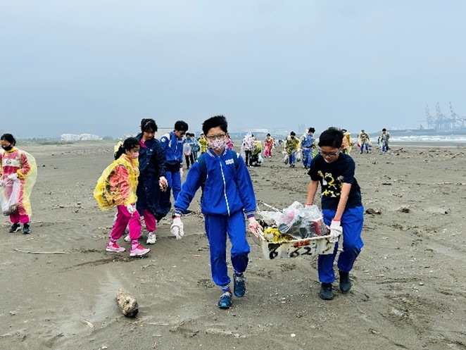 沙灘也要大掃除 鄧公國小師生淨灘「手」護海洋