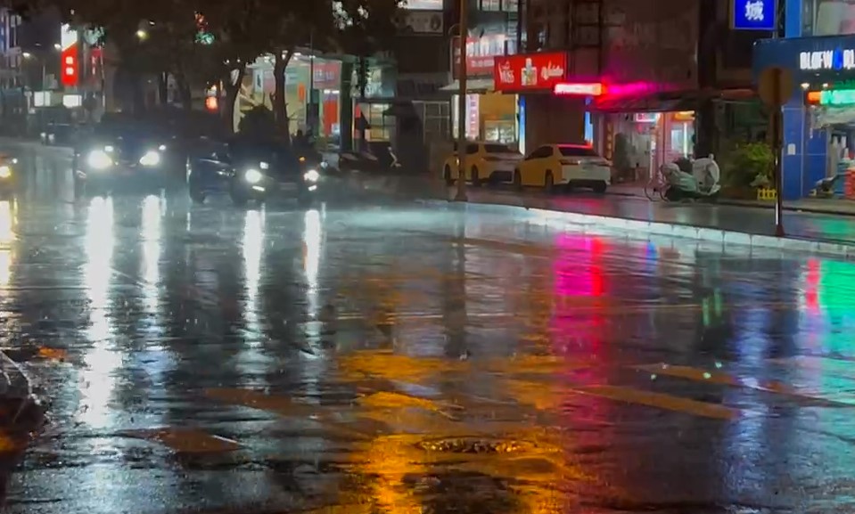 宜蘭入夜後風雨逐漸增強　民眾放颱風假開心逛夜市