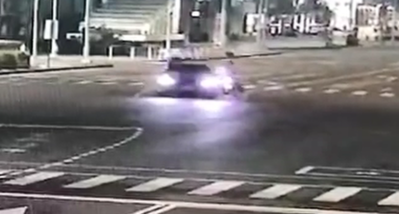 快新聞/高雄騎士深夜蛇行撞警車竟肇逃 遭逮後情緒激動辯身體不適