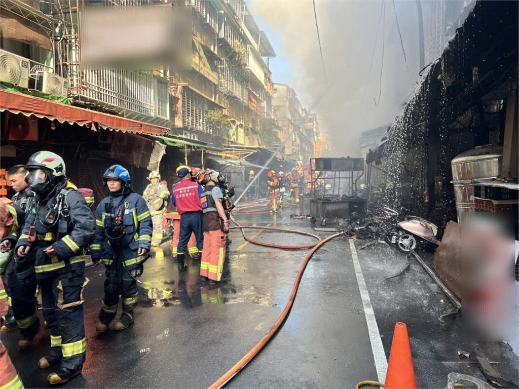 快新聞／新北公寓清晨驚傳火警！1樓全面燃燒　57人緊急疏散、14人送醫