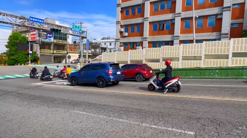 賓士車疑太陽刺眼逆光釀禍　下橋連撞7輛汽機車2人受傷