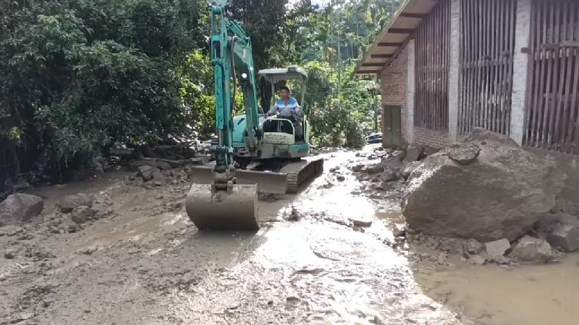 快新聞／嘉義暴雨「喪家出殯前遭土石流淹沒」畫面曝　挖土機今急上山救援