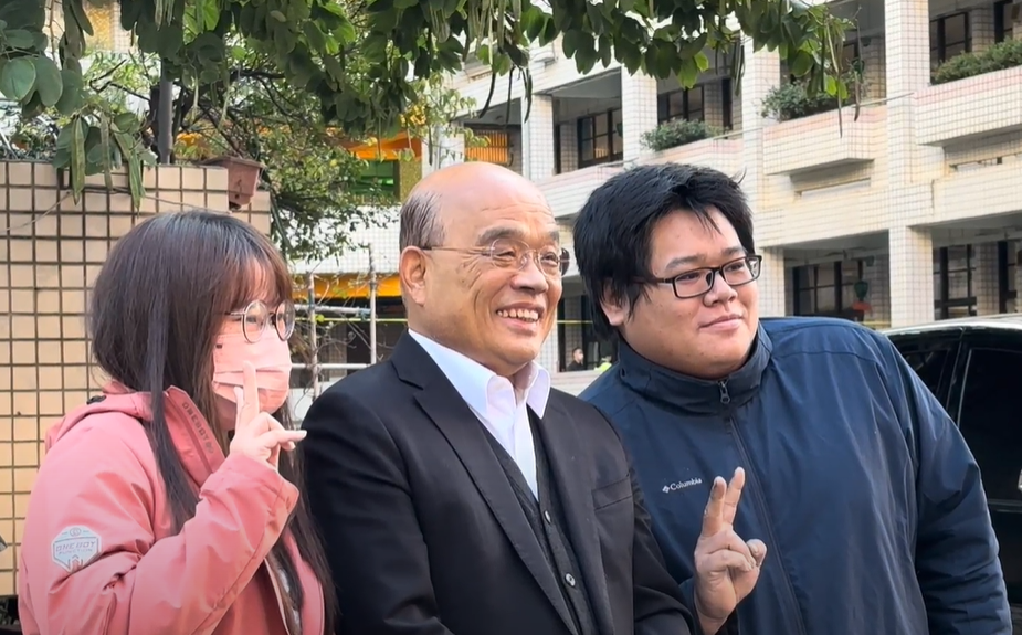 快新聞/蘇貞昌偕妻詹秀齡前往投票 開心和民眾合照、話家常