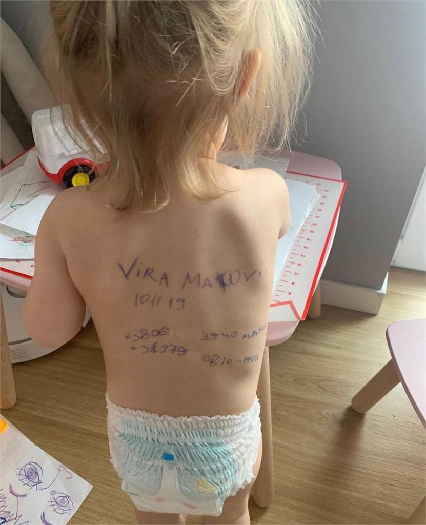心碎一幕！烏克蘭母親在2歲女兒背上寫字：我死了或許別人會照顧她