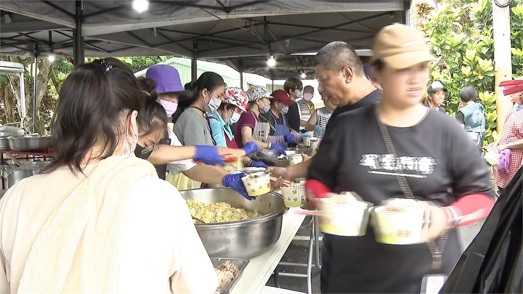 泥濘中送暖!民眾直奔光復送餐 連鎖餐飲集團也加入