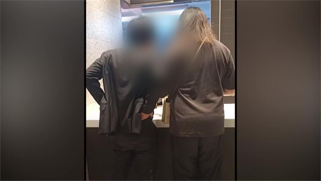 西裝男朝速食店員丟漢堡、可樂、熱心男子箭步上前「鎖喉功」撂倒