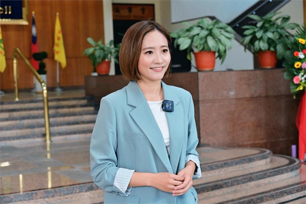 新竹縣長選戰驚見「前正妹主播」激似王淨！出任陳見賢發言人「背景全曝光」