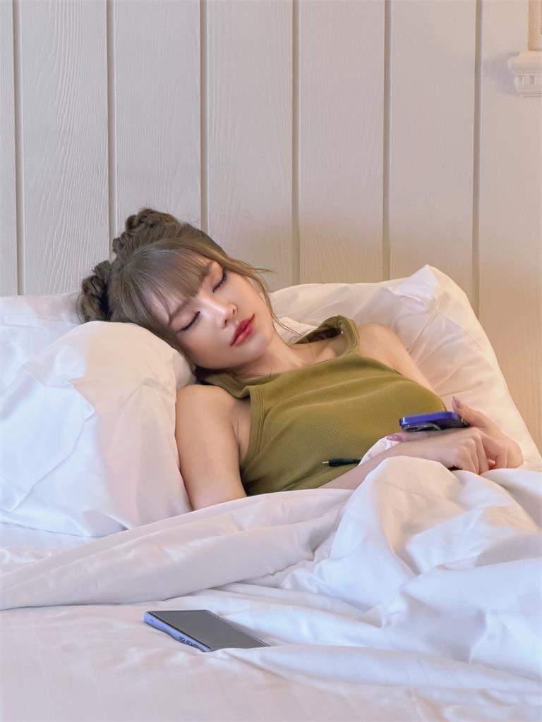 賴品妤「飯店躺床」被偷拍!私下「穿背心熟睡」真實模樣網驚:什麼意思…