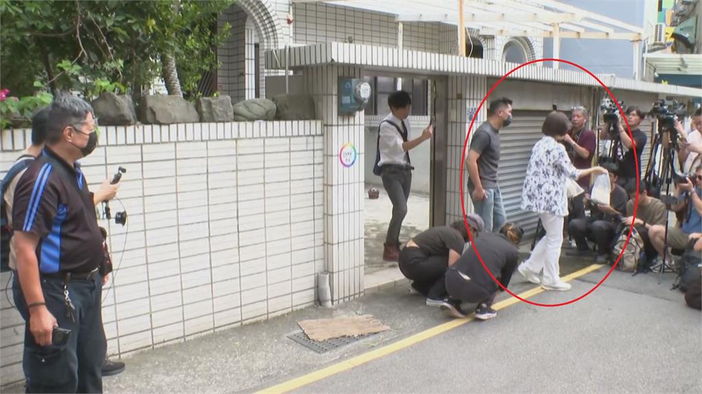 快新聞/證實豪掏千萬救哥哥 柯美蘭迎柯文哲後「樂發冰棒給記者吃」
