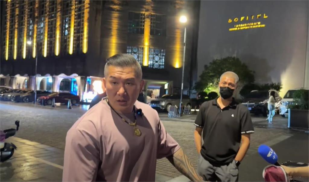 小粉紅逼館長表態秒被「不明人士」架離!李宇翔酸:中國特色直播