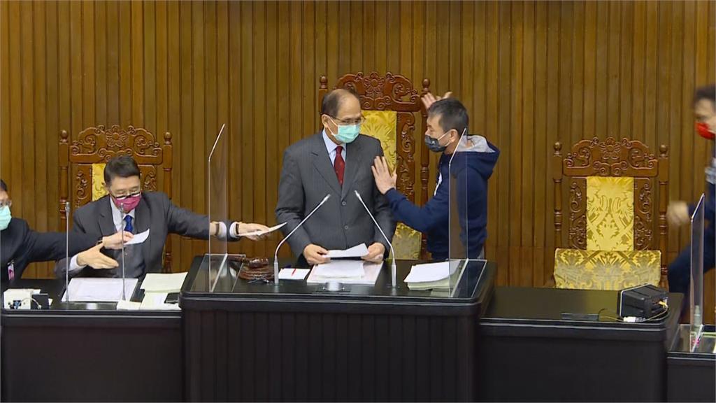 快新聞/立院吵成一團!藍委不滿《地制法》恐逕付二讀 霸占主席台爆推擠衝突