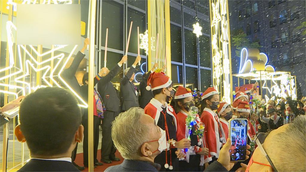金控耶誕市集　弦樂團悠揚樂曲濃濃耶誕氛圍