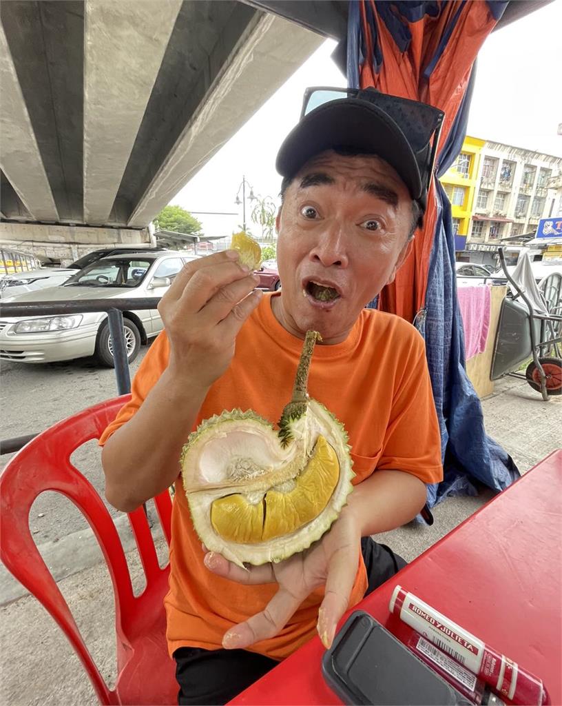越南按摩店「老人坐地狂啃榴槤」是吳宗憲!61歲真面目粉笑翻:聞到味道了