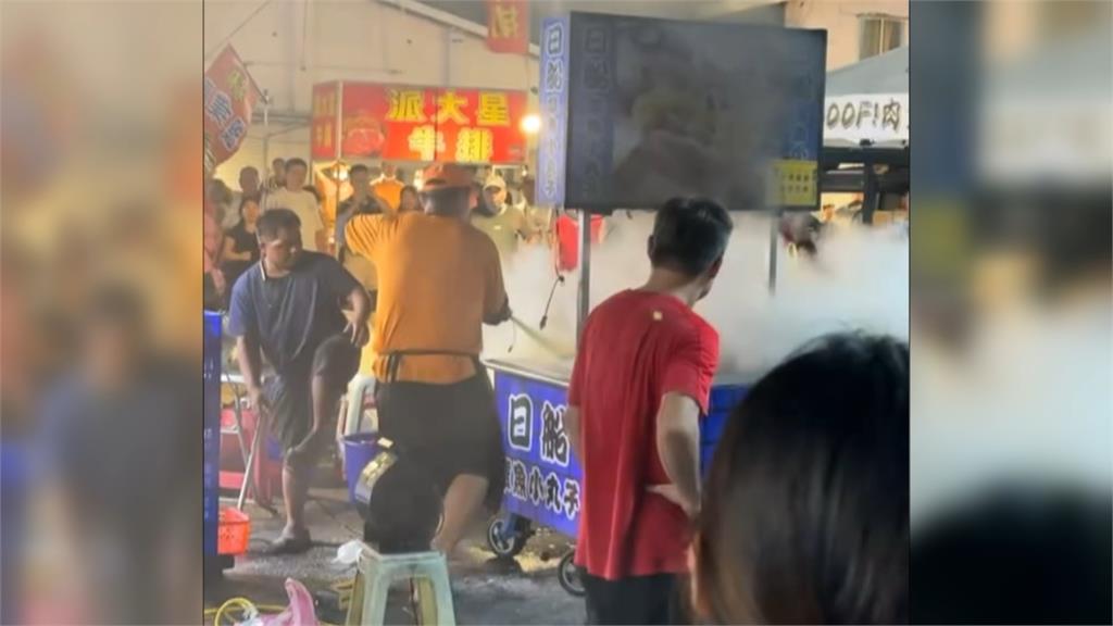 台東四維夜市傳火警！　章魚小丸子攤突竄火、幸對面攤商迅速撲滅