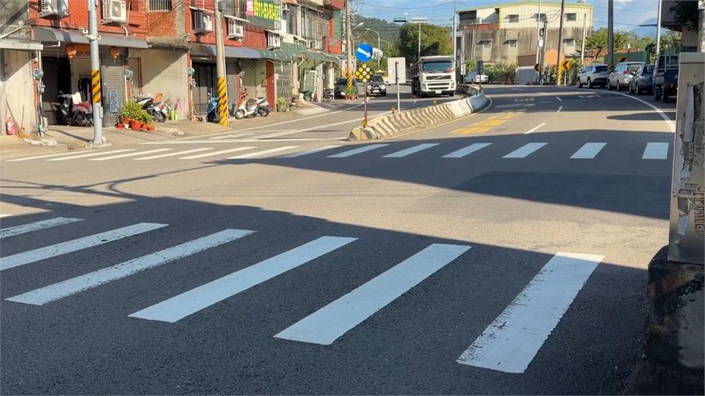 關西男街頭揮鐮刀 外送員驚嚇自摔  警方逮人送辦