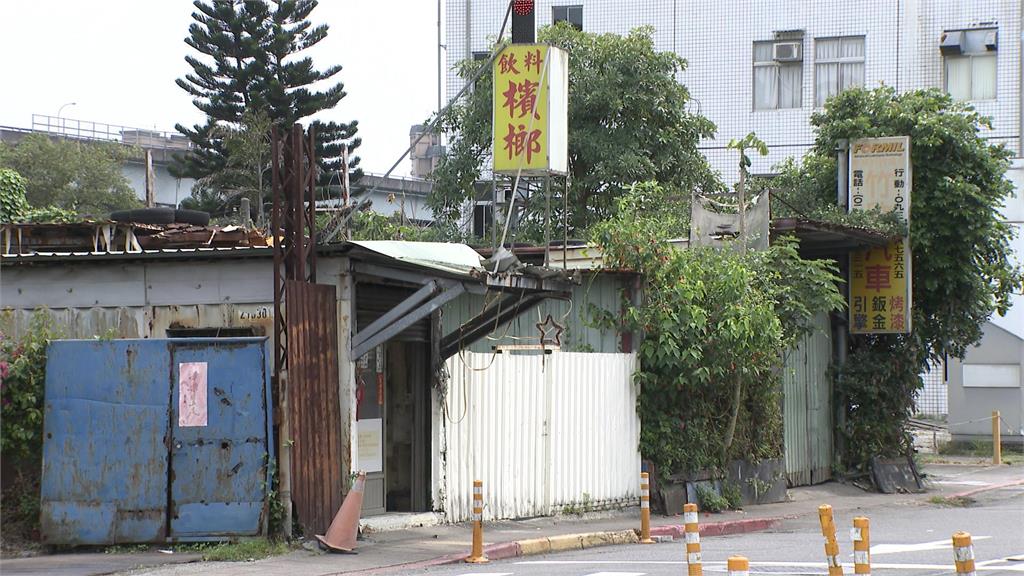 男子站路中央攔車又踹車　店家無奈嘆：報警也沒用