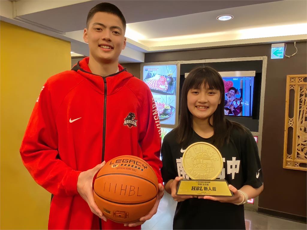 籃球(影)/微笑甜心狂飆6顆三分球攻下20分!葉侑璇UBA處女秀表現依舊亮眼