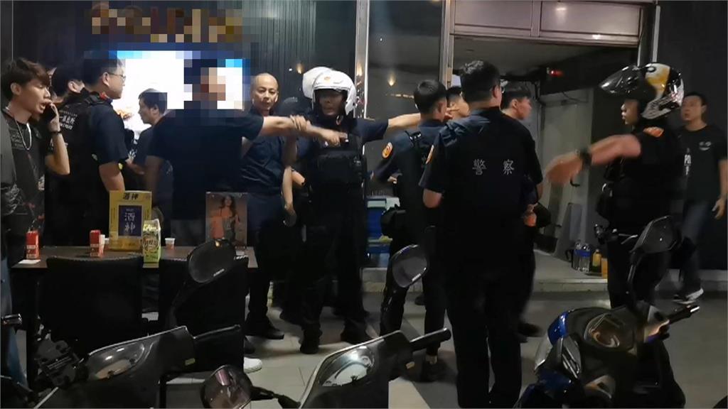 2酒客碰撞店外擺攤男子 口角變肢體衝突、警出動快打部隊