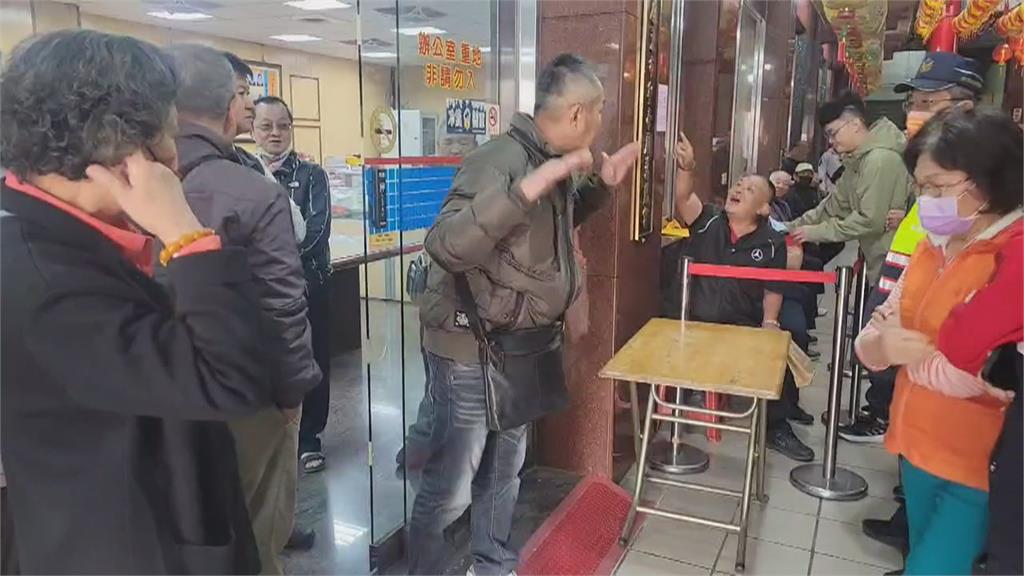 屏東慈鳳宮董監事改選搶登記順序爆口角 警察到場關切