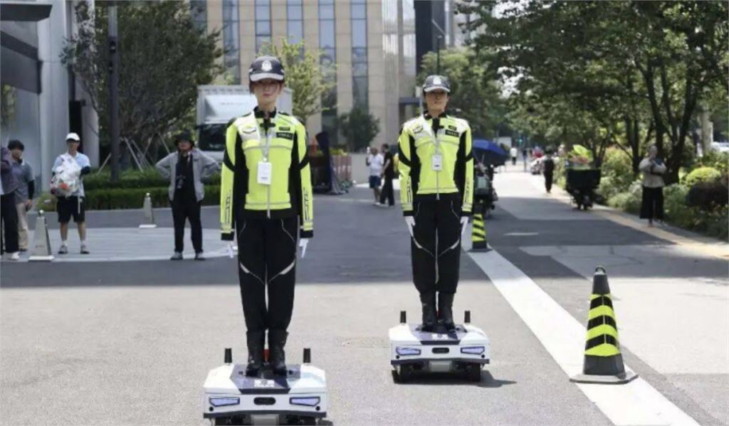 中國上海街頭「紙紮人」交警上崗？夜晚藍光滑行　網友嚇壞：還沒開罰先嚇死
