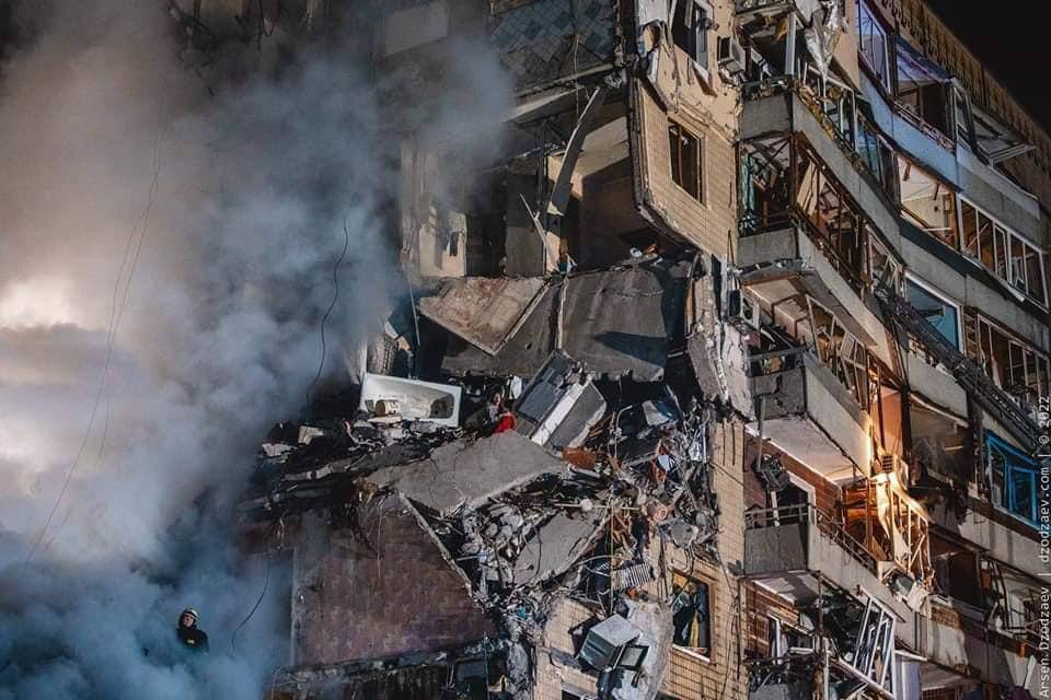 俄羅斯彈襲烏東公寓釀23死！倖存婦女「驚恐癱坐」瓦礫堆照震驚國際