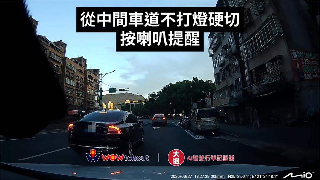硬切車道遭按喇叭提醒! 駕駛怒下車作勢攻擊、身分曝光