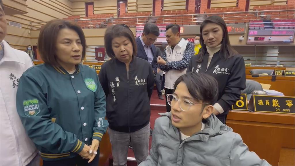 傳2嫌手機關鍵訊息已刪除 林煒軒坐輪椅參加臨時會提案譴責暴力