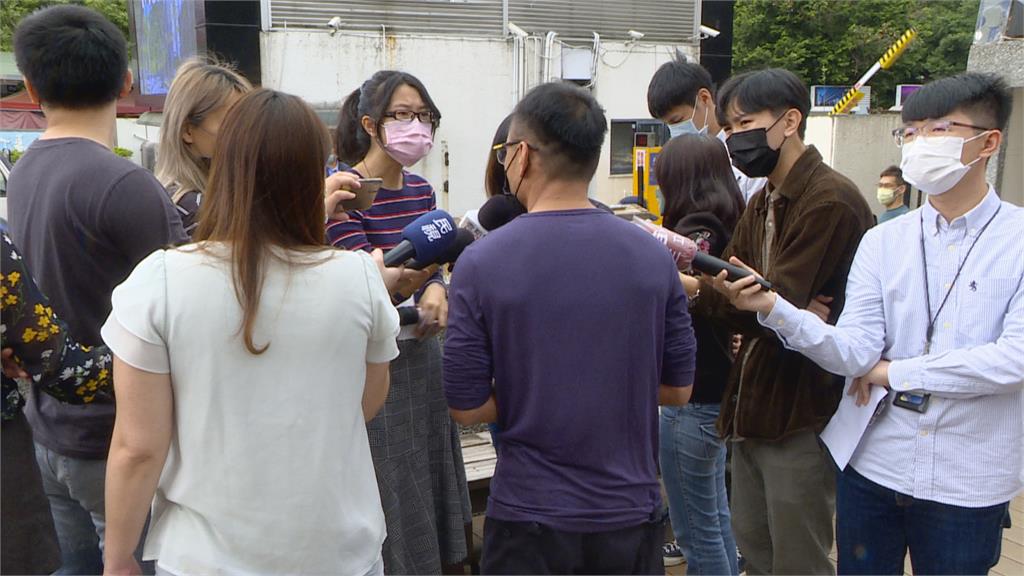 輔大發包汰換燈具 驚爆小包商苛刻工資 工人校門口抗議爆衝突