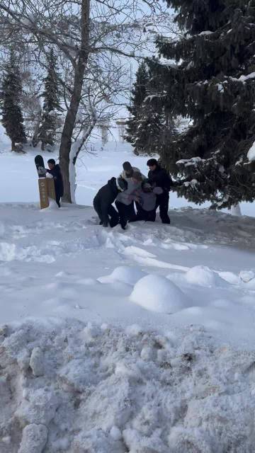 中國女遊客疑為拍照接近雪豹！遭瘋狂撕咬「滿臉鮮血」驚悚畫面流出