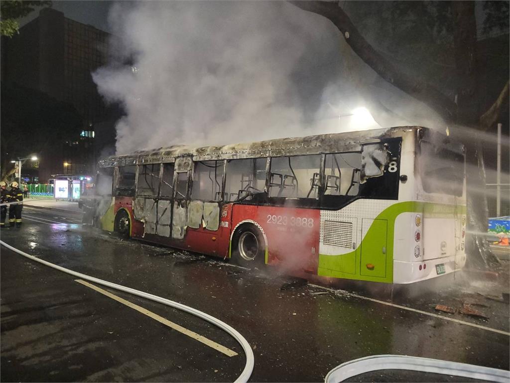 快新聞/最新!北市電動公車全面燃燒 乘客倉皇逃命