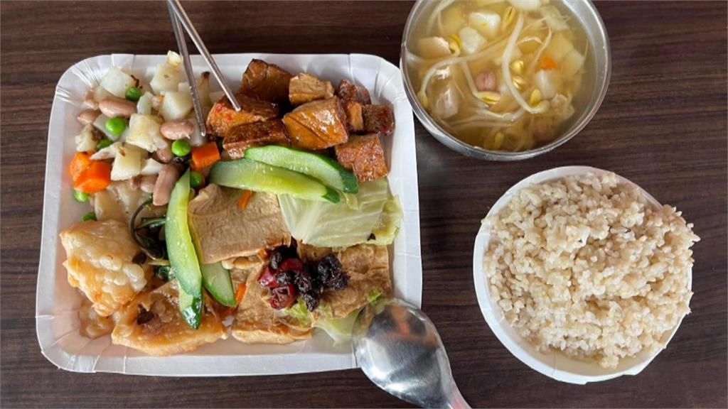 自助餐價格兩極化 素食包便當搭配糙米飯免百元