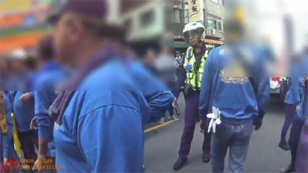 波麗士大人好卑微？　稽查廟宇違規放煙火竟遭包圍嗆聲