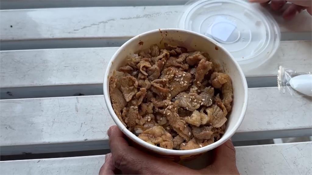 丼飯配鈕扣？險些吞下肚　網友揶揄是鐵香菇嗎？