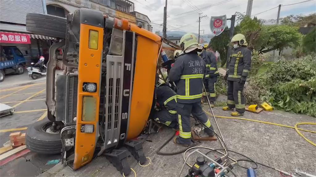 疑煞車故障！　水泥預拌車馬路中失控翻覆