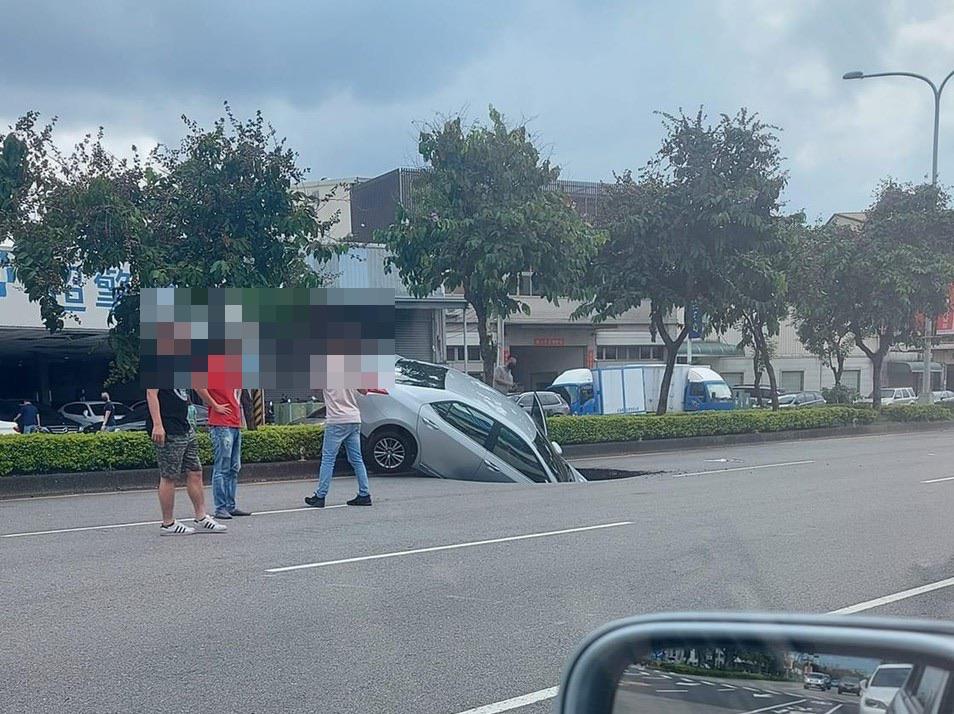 快新聞／台中大里道路現「天坑」 小客車倒頭栽掉進大洞一度受困