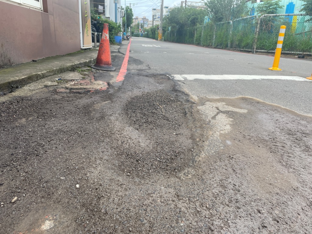 內壢後火車站驚見「馬路坑洞」!騎士常「犁田」民代批:越補越大洞