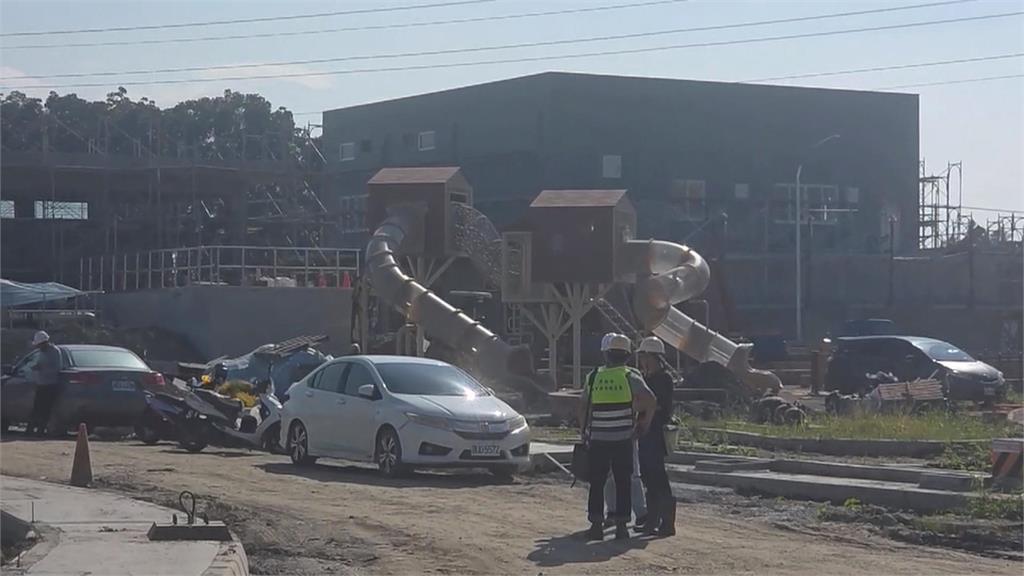 玩命! 板模工人"無防護"高空跨坐還用力搖晃