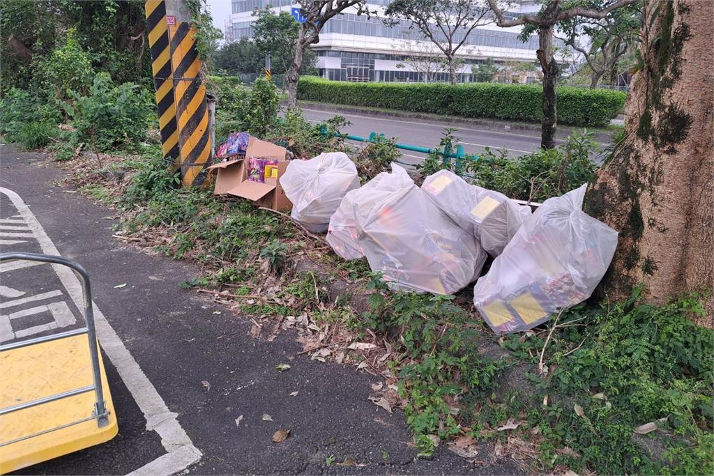 快新聞/沒公德心!蘇澳育英國小遭屁孩闖入放煙火 PU跑道被燒出大洞