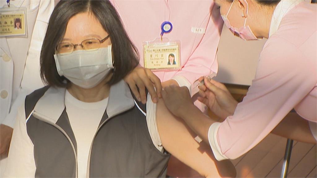 賴清德獻手臂挺高端 台大門診代理督導長溫慧敏親自施打